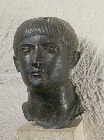 Nuoren miehen pää, joka tunnetaan nimellä "The Young Aquitaine Chief" (pronssi) tekijältä Roman
