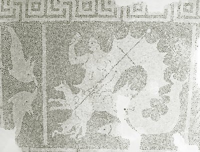 Helenistinen kivimosaiikki Scyllasta ja Charybdista vartioimassa salmea, yksityiskohta Scyllasta. Dionysoksen talo, Paphos, Kyproksen mosaiikki tekijältä Roman