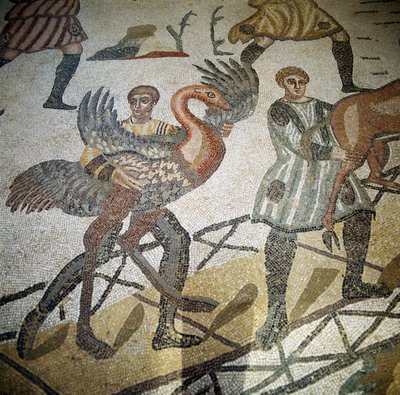 Metsästäjä lastaamassa strutsia laivaan, yksityiskohta Suuren metsästyksen lattiasta, Villa Romana del Casale Piazza Armerina, Sisilia (mosaiikki) tekijältä Roman