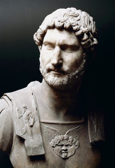 Keisari Hadrianuksen (Publius Aelius Hadrianus) (76-138 jKr.) marmorinen rintakuva - Rooma Musei Capitolini - Keisari Hadrianuksen rintakuva (Publius Aelius Hadrianus) (76-138) - Marmoriveistos - Musei Capitolini, Rooma (Italia) tekijältä Roman