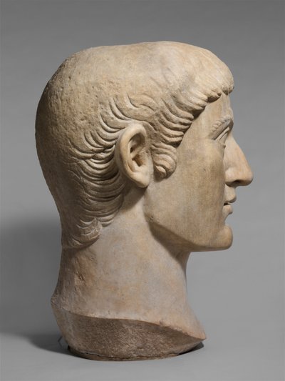 Keisari Konstantinus I:n marmorinen muotokuvapää, n. 325–370 jKr (marmori) tekijältä Roman