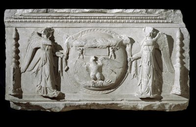 Marmorireliefifragmentti Plaza de la Consolazione -aukiolta Roomassa tekijältä Roman