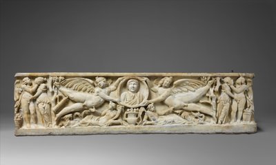 Marmorisarkofagi, jossa lentävät erootit pitelemässä clipeus-muotokuvaa, n. 190-200 jKr (marmori) tekijältä Roman
