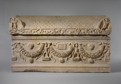 Marmorisarkofagi seppeleillä, n. 200–225 jKr (marmori) tekijältä Roman