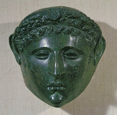 Paraatikypärän naamio, Hirchova, Romania (pronssi). tekijältä Roman