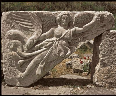 Nike. Matala kohokuvioinen siipi 2. vuosisadalta tekijältä Roman