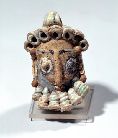 Itämainen antiikki: miehen pään muotoinen amuletti löydetty haudasta Karthagosta. Puunilainen aika, lakattu maa. 400-300 eaa. Pariisi, Louvre-museo tekijältä Roman