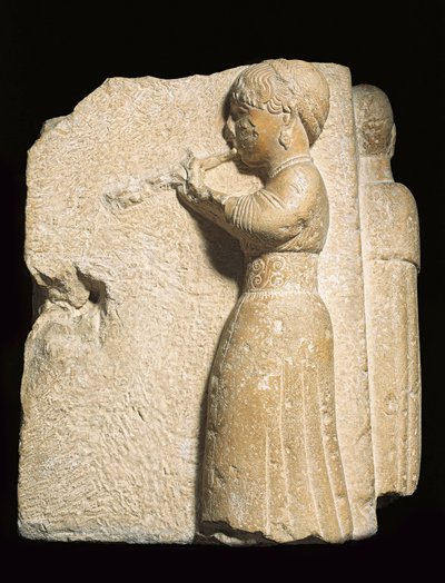 Osuna-veistos naisesta, joka soittaa aulosta, Urso, Andalusia tekijältä Roman