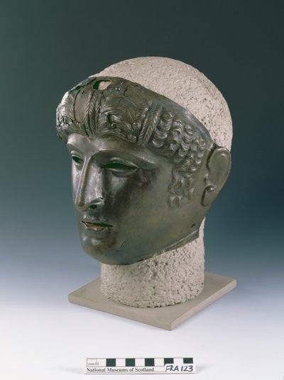 Nuoren miehen kasvojen paraatimaski, roomalaisesta paikasta Newsteadista, Melrosesta, 1. vuosisadan lopulla jKr. (pronssi) tekijältä Roman