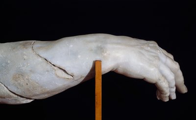 Polyphemuksen oikea käsi, fragmentti Polyphemus-ryhmästä tai Ulysses sokaiseva Polyphemus, Agesanderin, Athenodoruksen ja Polydoruksen marmoriveistos, kopio hellenistisen ajan alkuperäisestä, Rooman sivilisaatiosta tekijältä Roman