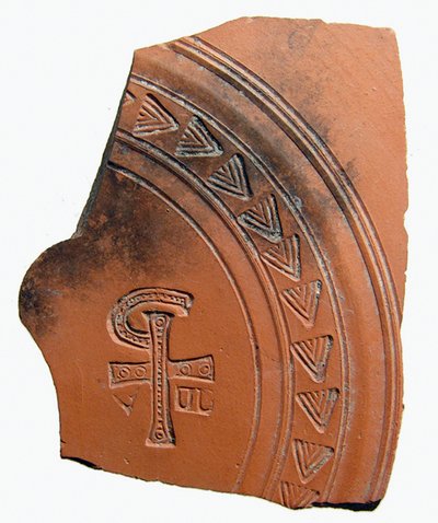 Keramiikkasirmu kirjainyhdistelmällä, joka muodostaa lyhenteen Jeesuksen Kristuksen nimestä, Pohjois-Afrikka, noin 400-luvulla jKr. tekijältä Roman