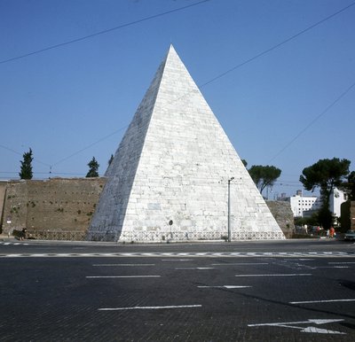 Cestiuksen pyramidi, Rooma tekijältä Roman