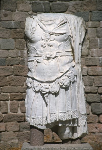 Keisari Hadrianuksen patsaan jäänteet tekijältä Roman