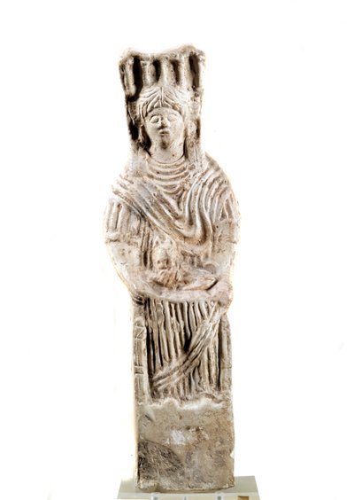Esitys jumalallisesta Cybelestä istumassa valtaistuimella. Noin 3. vuosisadalla eKr. Saint Germain, antiikkimuseo tekijältä Roman
