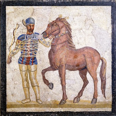 Edustus roomalaisen sirkuksen neljästä ryhmästä: blues (factio veneta). Ryhmät olivat kerhoja, jotka osallistuivat sirkuskilpailuihin Upper Empiressa (1. vuosisadalla jKr.), ja niille oli ominaista väri. Mosaiikki, Rooman Museo nazionale Romano. tekijältä Roman