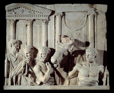 Roomalainen antiikin taide: Fragmentti arkkitehtonisesta reliefistä: uhrin valmistelu. Marmoriveistos, Roomasta tekijältä Roman