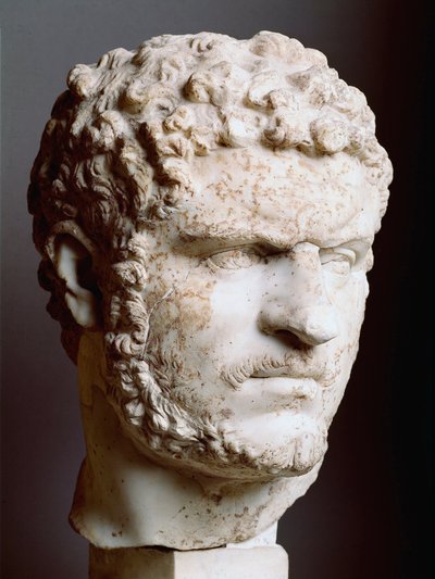Roomalainen taide: "" Caracallan marmoripää (188-217), keisari 211-217 jKr, 211-217 jKr, Dim. 28 cm - Rooma, Palazzo dei Conservatori, Italia - Caracallan johtaja (188-217) - Marmoriveistos tekijältä Roman