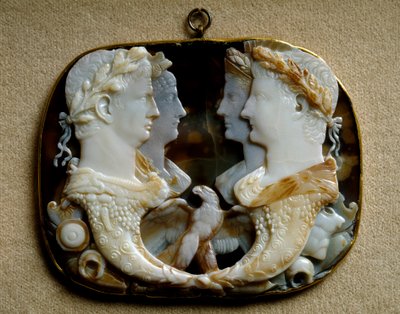 Roomalainen taide: Onyx camee (Gemma Claudia) koristaa keisarilliset parit Claude (Tiberius Claudius Drusus) (10 eKr.-54 jKr) ja hänen vaimonsa Agrippine the Young (15-59 jKr) (Agrippina molli) (vasemmalla) ja Caius Julius Caesar dit Germanicus (15 eKr.-19 tekijältä Roman