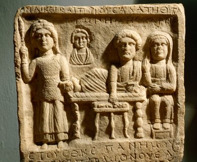 Roomalainen bareljeef, joka kuvaa hautajaisia muinaisesta Trimontiumin kaupungista, nykyisestä Plovdivista, Bulgariasta tekijältä Roman