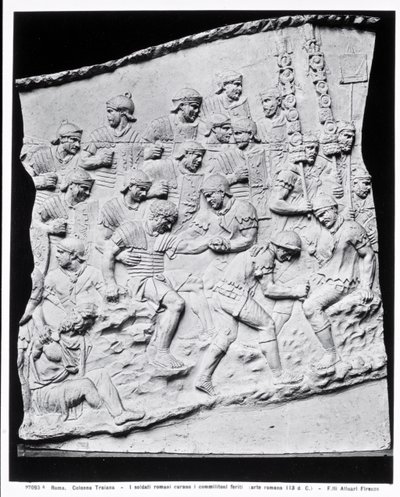 Roomalaiset sotilaat hoitavat haavoittuneita, Trajanuksen pylväästä otettu kipsi, 113 jKr (marmori) (m/v kuva) tekijältä Roman