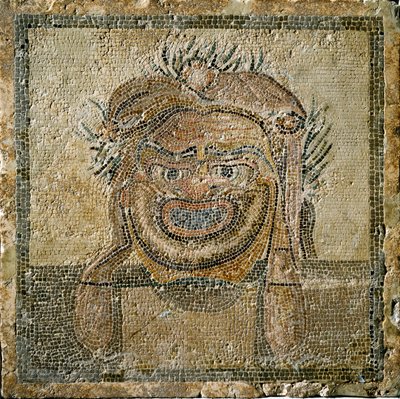 Roomalainen taide: Roomalainen teatterinaamio. Mosaiikki Ampuriasista (Empúries). 2. vuosisadalla jKr. Espanjan Empurias-museo tekijältä Roman