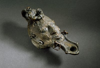 Roomalainen taide: kasvojen muotoinen pronssiöljylamppu. 1. tai 2. vuosisadalla jKr. Espanjan Ampuriasin museo (Empurias) tekijältä Roman