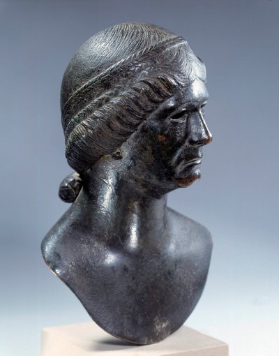 Roomalainen taide: pronssinen naisen pää. 1. vuosisadan alku jKr. Pariisi, Louvre-museo tekijältä Roman