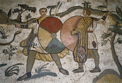 Roomalainen taide: yksityiskohta mosaiikista "" Suuri metsästysosa"" Metsästäjien aseet suurista kilpistä. 315-350 jKr. Piazza Armerina, Villa Romana del Casale tekijältä Roman