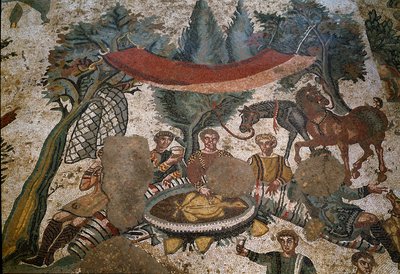 Roomalainen taide: mosaiikin yksityiskohta "" Pieni metsästysosa"" Metsästäjät lepäävät ja syövät lounasta metsässä. 315-350 jKr. Piazza Armerina, Villa Romana del Casale tekijältä Roman