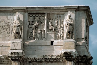 Roomalainen taide: matala marmorireliefi, joka edustaa tukien jakamista kansalle (vas.) ja barbaarijohtajan antautumista (oikealla). 312-315 jKr. Konstantinuksen kaari, Rooma tekijältä Roman