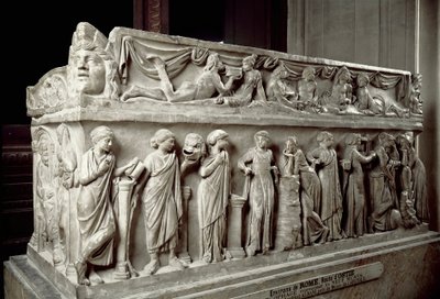 Roomalaista taidetta: marmorisarkofagi koristaa sukkia, jotka kuvaavat muusoja ja juhlatilaisuutta. Ostiasta. 120-130 jKr. Pariisi, Louvre-museo tekijältä Roman