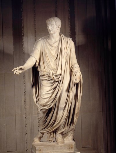 Roomalainen taide: keisari Tiberen marmoripatsas (Tiberio Claudio Nerone, 42 eKr.-37 jKr.), Rooman keisari. Aurinko 2 m. Pariisi, Louvre-museo tekijältä Roman