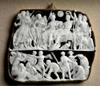 Roomalainen taide: kuvanveistäjä Dioscuriden (tai Dioscorides) tekemä onyx cameo kahdessa tasossa. Päällä keisari Augustus (63 eKr.-14 jKr.), mytologisten jumalien ympäröimä, toivottaa tervetulleeksi seuraajansa Tiberen (42 eKr. - 37 jKr.). Vasemmalta oike tekijältä Roman