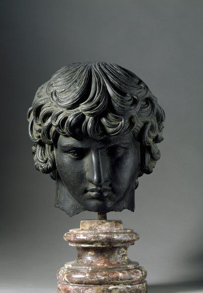Roomalainen taide: Antinouksen (tai Antinoon, n. 110-130), keisari Hadrianuksen rakastajan nuoren miehen esitys. Pronssinen veistos. Firenze, Museo Archeologico tekijältä Roman