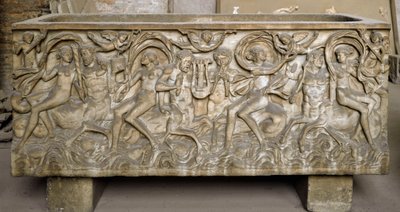 Roomalainen taide: sarkofagi koristaa matalia kohokuvia, jotka edustavat menadien, tanssivien ja musiikkia soittavien kentaureiden kortegea. 3. vuosisadan loppu. Museo Nazionale Romano (o delle Terme), Rooma tekijältä Roman