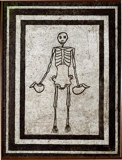 Roomalainen taide: luuranko, jossa on askoja. Mosaiikki tulee Vesuvin alueelta. 4. tyyli. 1. vuosisadalla eaa. Himmeä. 91x70 cm Kansallinen arkeologinen museo, Napoli tekijältä Roman
