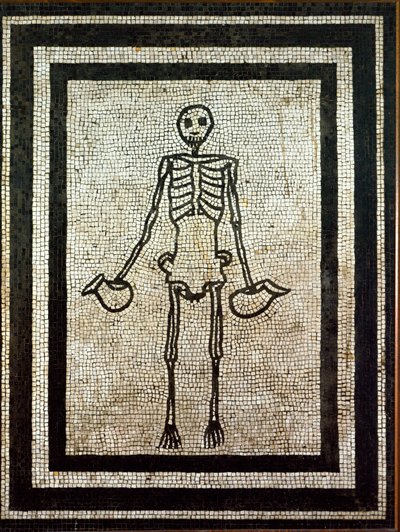 Roomalainen taide: luuranko, jossa on kaksi kannua. 1. vuosisadan mosaiikki. Napoli, museo nazionale archeologico - roomalainen taide: luuranko, jossa on kaksi kannua. 1. vuosisadan mosaiikki Pompejista. Kansallinen arkeologinen museo, Napoli, Italia tekijältä Roman