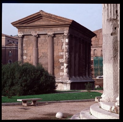 Roomalainen taide: näkymä Portunuksen temppelin (miehisen onnen temppelin) raunioista, Boarium Forumin arkeologinen alue, 70-80 jKr, Rooma, Italia (Roomalainen taide: näkymä Fortunan temppelille Virilis (Portunus) Rooma, Italia) Valokuvaus tekijältä Roman