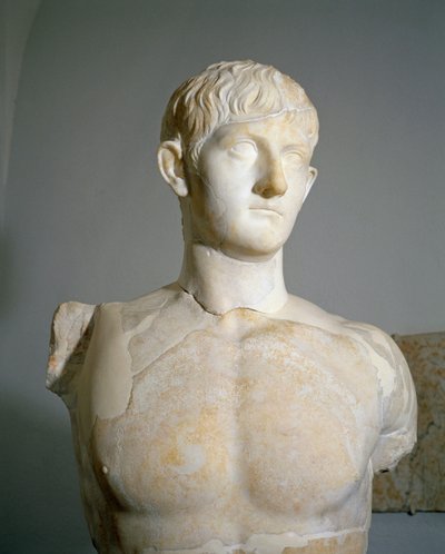 Roomalainen sivilisaatio, Drusus III:n marmoripatsas, Germanicuksen ja Agrippina vanhemman poika Rosellesta Augusteumista, Toscanan alueelta, Italiasta tekijältä Roman