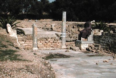 Kadun rauniot, jossa on kaksi patsasta tekijältä Roman
