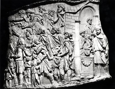 Uhrauskohtaus, näyttelijät Trajanuksen pylväästä, 113 jKr (kipsi) (m/v kuva) tekijältä Roman