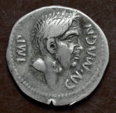 Hopeakolikko, jossa on Pompeio Suuren kuva (Gneo Pompeo Suuri tai Gnaeus Pompeius Magnus tekijältä Roman