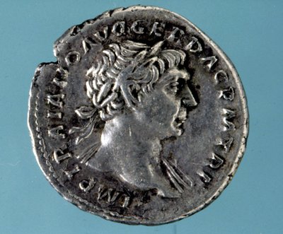 Hopeakolikko, jossa romaanisen keisarin Trajanuksen (53 - 117) kuva. Kokoelma Milanon medaglieresta. tekijältä Roman
