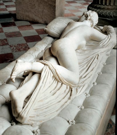 Nukkuva Hermafrodiitti (marmoriveistos, 2. vuosisadalla eKr.) tekijältä Roman