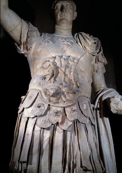 Rooman keisari Trajanuksen (Marcus Ulpius Traianus tai Traiano) (53-117 jKr) patsas seisomassa, taistelulaiva. Yksityiskohta keisari Domitianusta (Domizianoa tai Domitianusta) kuvaavasta panssarista (51-96). Noin 108 jKr. Aurinko 2 m Pariisi, Louvre-museo tekijältä Roman