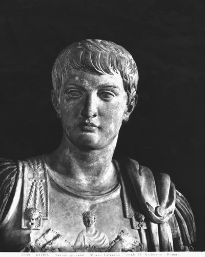 Nuoren Neron (37-68 jKr) patsas n.54 (marmori) (mv/v kuva) (yksityiskohta) tekijältä Roman