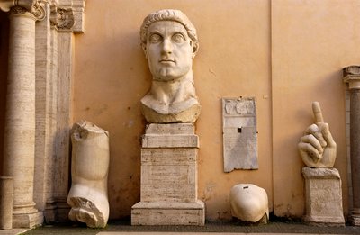 Konservatiivien palatsin (Palazzo dei conservatori) piha Musei Capitolissa (Capitol): palaset valtavasta Konstantinuksen patsaasta vuodelta 313-324 jKr (marmori) tekijältä Roman
