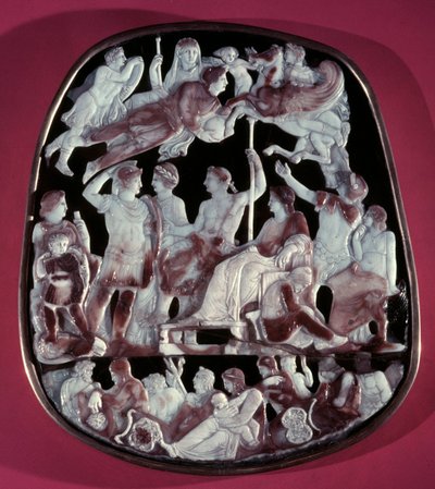 Pyhän kappelin tai Augustuksen apotheoosin Camee: 24 hahmoa on edustettuna, mukaan lukien Rooman keisari Augustus (keskellä), Caesar Germanicus, Tibere, Nero, Caligula ja Livie (Livia Drusilla Augusta, 58 eKr.). Yläosassa tekijältä Roman