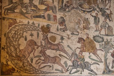 Yksityisen asunnon kolmas huone, lattiamosaiikki, Villa Romana del Casale, Piazza Armerina, Sisilia, Italia (kuva) tekijältä Roman