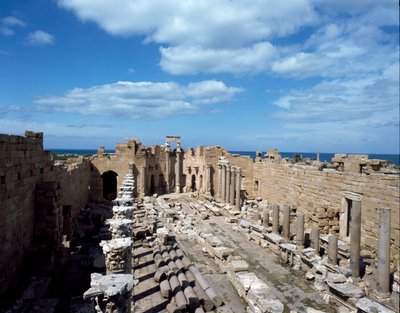 Näkymä tuomioistuimeksi rakennettu basilika, 3. vuosisadalla tekijältä Roman